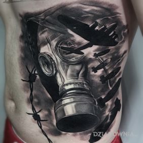 Tatuaż Maska gazowa, Postapokalipsa na żebrach motyw: postacie styl: realistyczne