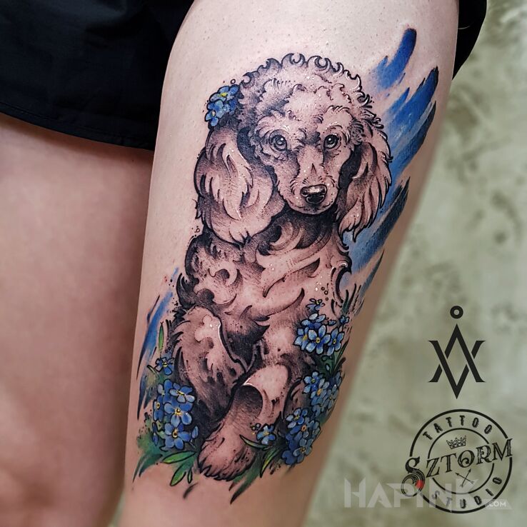 Tattoo Szczęśliwy psiak in colorful motif and graphic / illustrative style on the leg