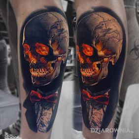 Tatuaż Czaszka 3d na nodze motyw: czaszki