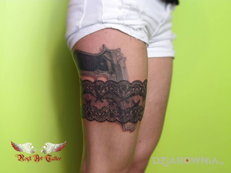 Tatuaż podwiązka w motywie czarno-szare i stylu realistyczne na nodze