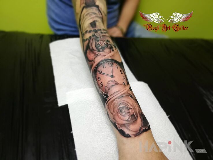 Tattoo Róże Zegar in objects motif and realistic style on the forearm