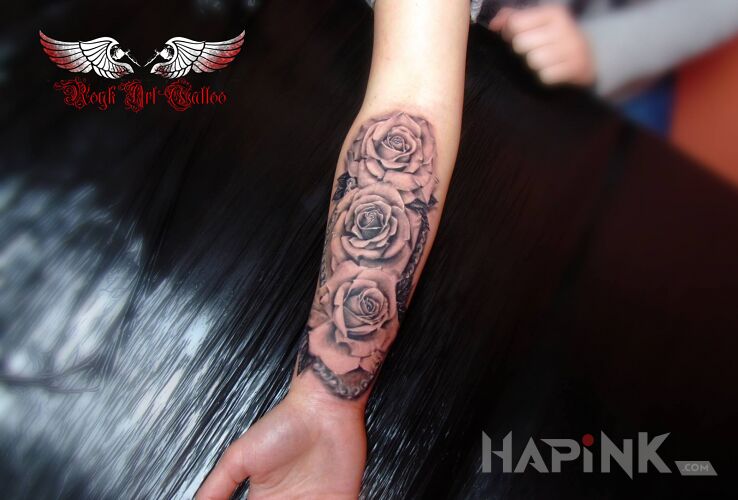 Tattoo Róże in flowers motif and realistic style on the forearm
