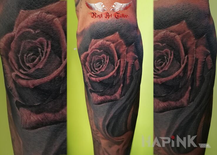 Tattoo Róża in flowers motif and realistic style on the forearm