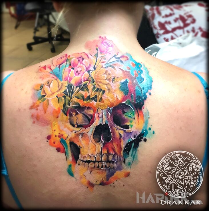 Tattoo Czacha z kwiatów in skulls motif and Watercolor style on the back