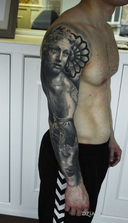 Tatuaż dwa portrety w motywie rękawy i stylu realistyczne na ramieniu