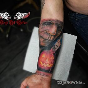 Tatuaż Halloween na przedramieniu motyw: kolorowe styl: realistyczne