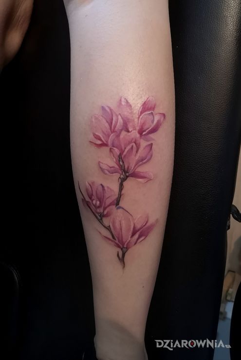 Tatuaż magnolia w motywie kwiaty i stylu realistyczne na łydce