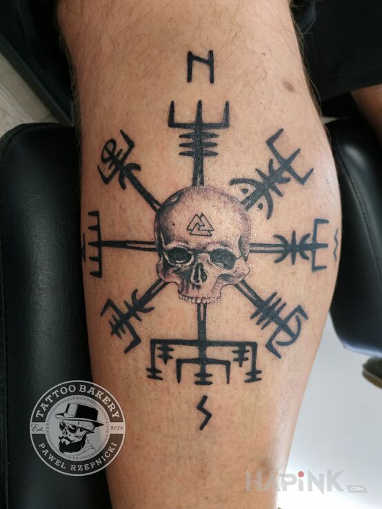 Tattoo Czaszka kompas in skulls motif and graphic / illustrative style on the calf