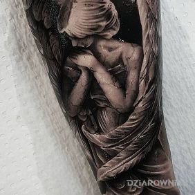 Tatuaż Zawstydzony anioł na przedramieniu motyw: czarno-szare styl: realistyczne