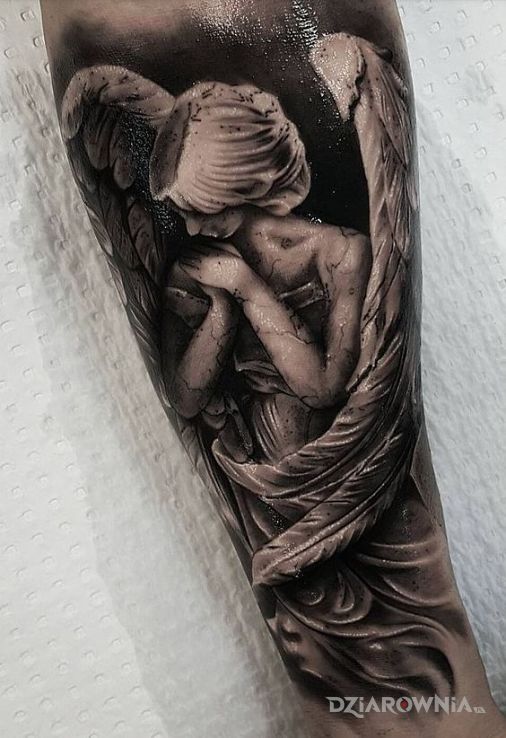 Tatuaż zawstydzony anioł w motywie anioły i stylu realistyczne na przedramieniu