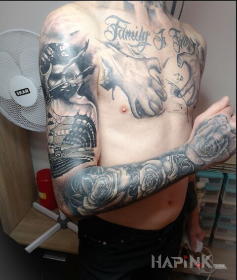 Tattoo Dziecko z Oświęcimia in flowers motif and realistic style on the upper arm