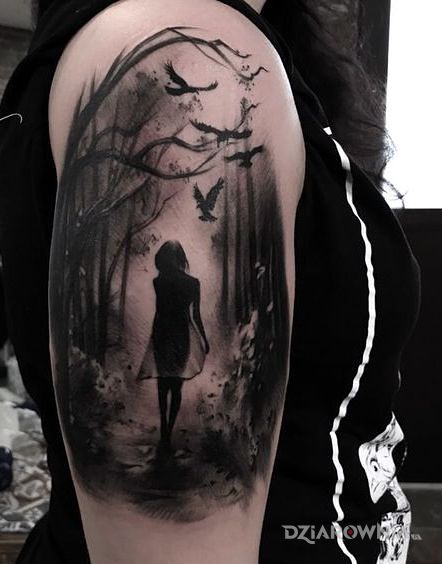 Tatuaż samotna w lesie w motywie 3D i stylu realistyczne na ramieniu