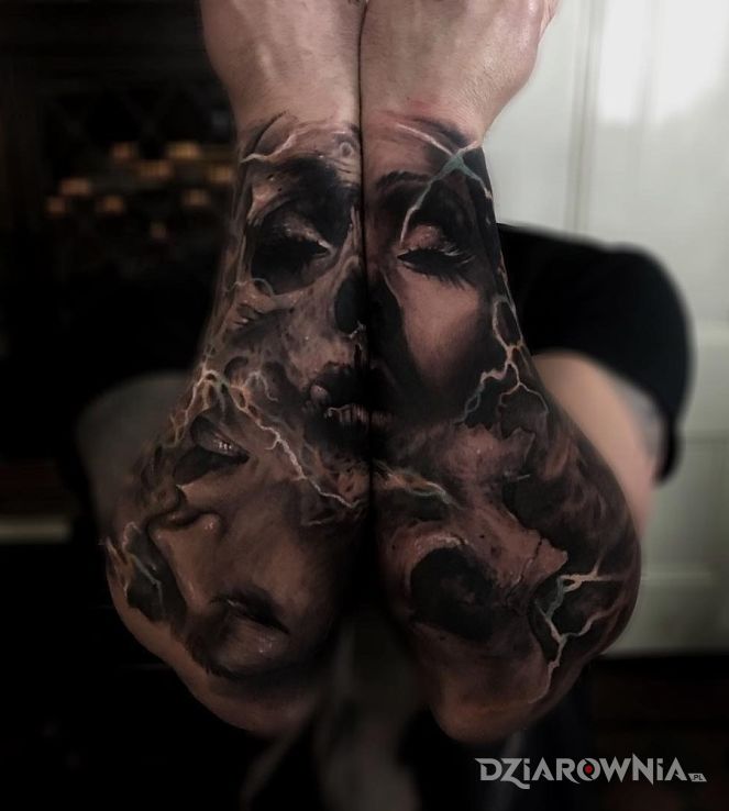 Tatuaż cztery lica w motywie postacie na przedramieniu