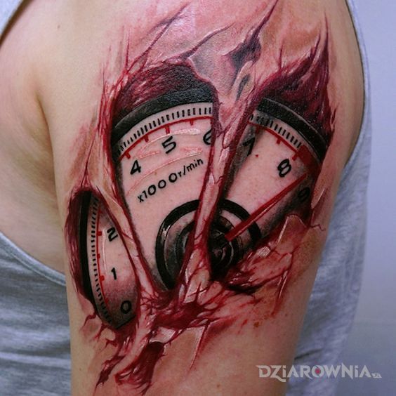 Tatuaż podskórny licznik w motywie 3D i stylu realistyczne na ramieniu