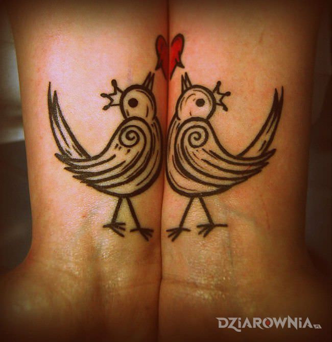 Tatuaż dwie ptaszyny w motywie miłosne i stylu graficzne / ilustracyjne na przedramieniu