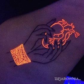 Tatuaż Świecąca lina na nodze motyw: świecące w ciemności styl: kontury / linework