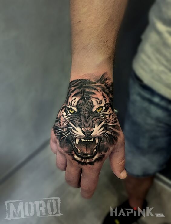 Tattoo Tygrys na dłonie in animals motif and realistic style on the hand