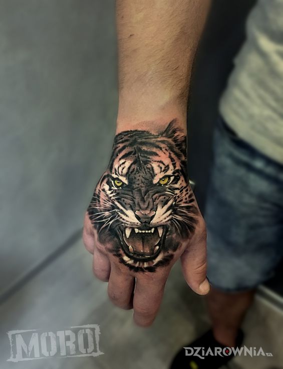 Tatuaż tygrys na dłonie w motywie zwierzęta i stylu realistyczne na dłoni