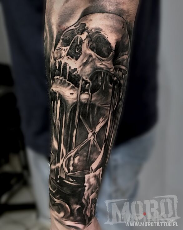 Tattoo Klepsydra/czaszka in objects motif and realistic style on the forearm
