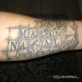 Tatuaż Imiona i daty urodzin córek na przedramieniu motyw: napisy styl: realistyczne