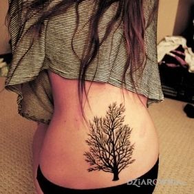 Tatuaż Drzewko na plecach motyw: pozostałe styl: blackwork / blackout