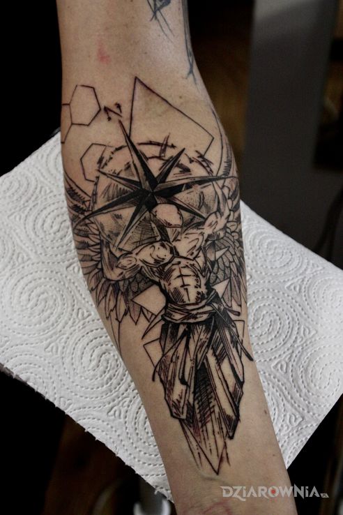 Tatuaż futurystyczny projekt - anioł w motywie czarno-szare i stylu szkic na przedramieniu
