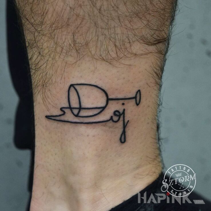 Tattoo Nie pij in black and gray motif and contour / linework style near the ankle