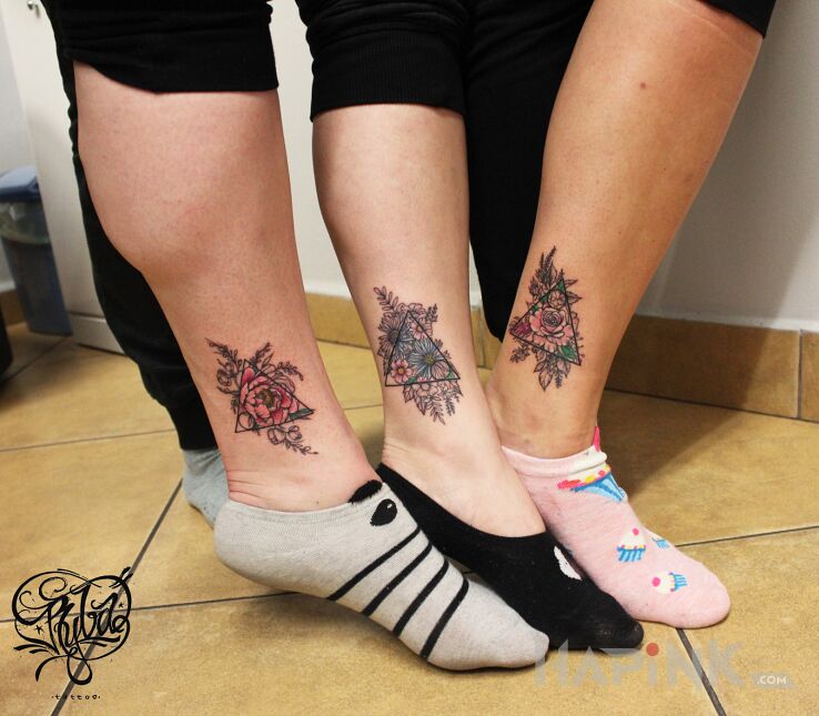 Tattoo Kwiatki w trójkątach in colorful motif and graphic / illustrative style near the ankle