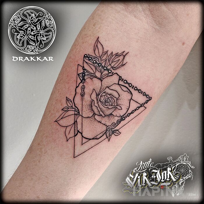 Tattoo Róża dla motocyklistki in black and gray motif and contour / linework style on the forearm