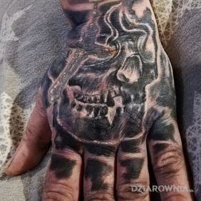 Tatuaż Czaszka na dłoni motyw: czaszki styl: realistyczne