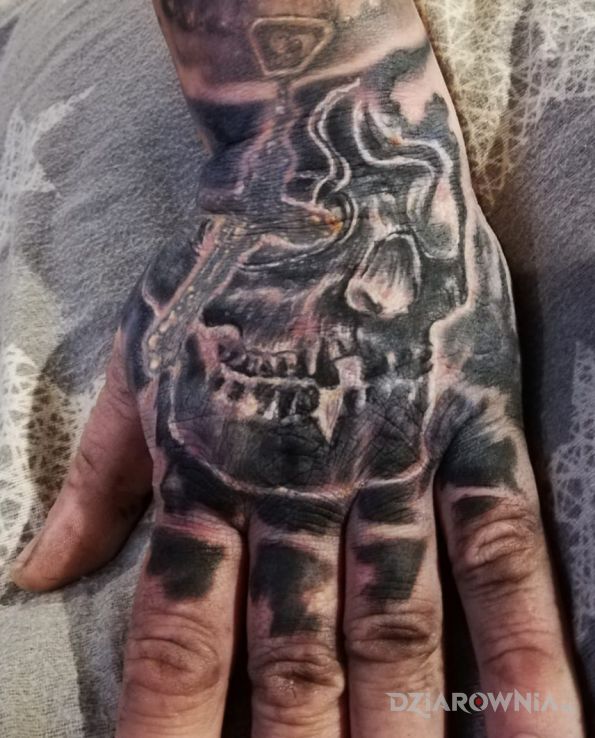 Tatuaż czaszka w motywie czarno-szare i stylu realistyczne na dłoni
