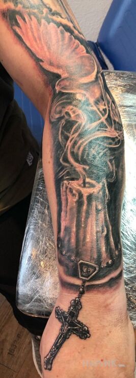 Tattoo Metafora śmierci in animals motif and realistic style on the hand