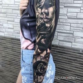 Tatuaż Dama z papierosem na ramieniu motyw: czarno-szare styl: realistyczne