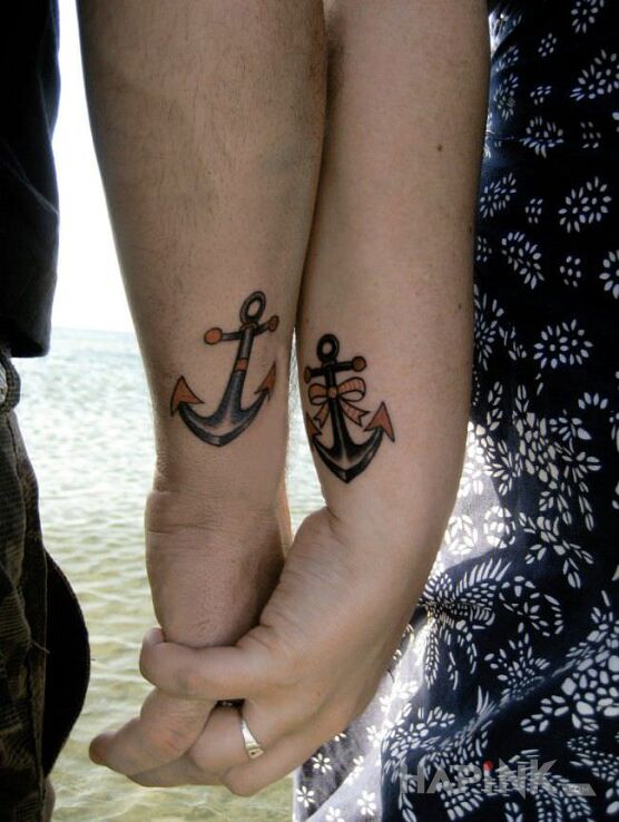 Tattoo Sparowane kotwice in Love motif and graphic / illustrative style on the wrist