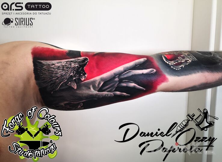 Tattoo Ręka wychodząca z pyska wilka in colorful motif and realistic style on the upper arm