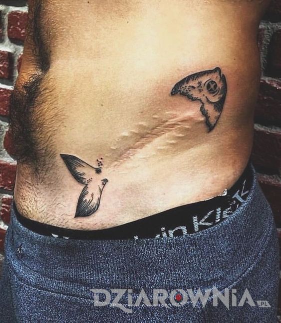 Blizna zakryta tatuażem na brzuchu mężczyzny