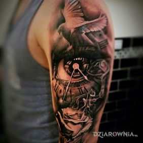 Tatuaż Dym z róży na ramieniu motyw: czarno-szare styl: realistyczne