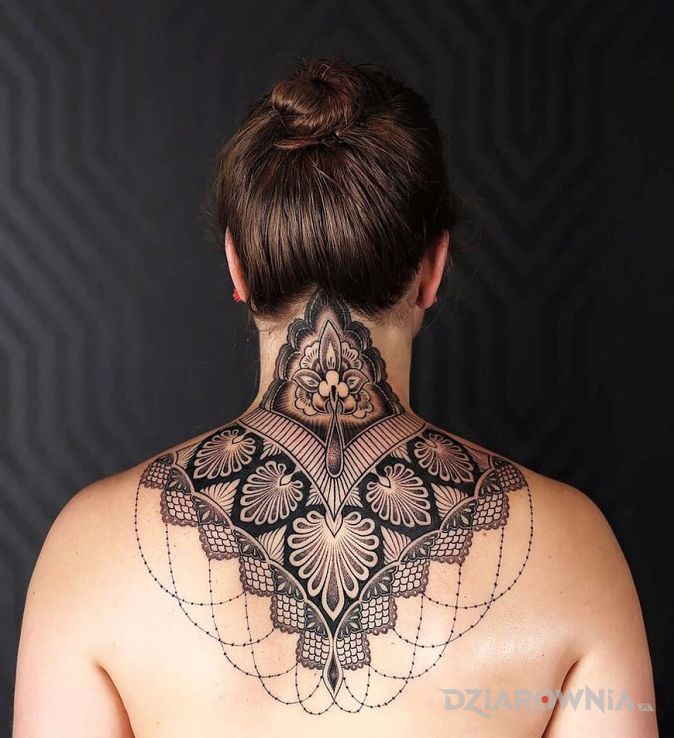 Tatuaż skomplikowany wzrór w motywie pozostałe na plecach