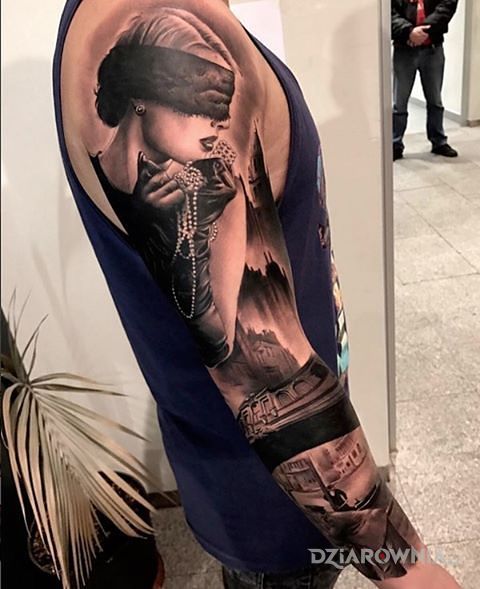 Tatuaż zaślepiona dziewczyna w motywie rękawy i stylu realistyczne na ramieniu