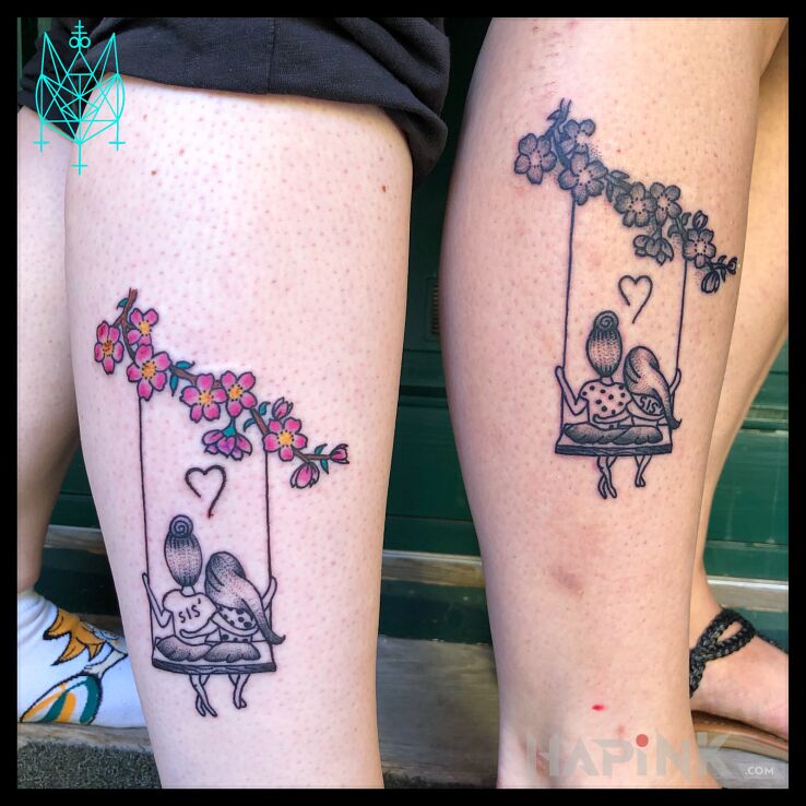 Tattoo Tatuaże dla sióstr in flowers motif and graphic / illustrative style on the calf
