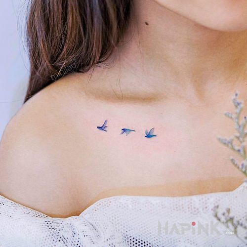 Tattoo Niebieskie ptaszki in colorful motif and minimalistic style on the collarbone
