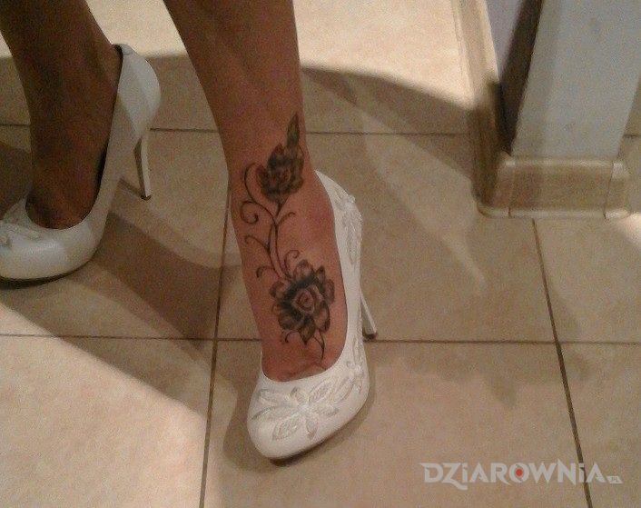 Tatuaż stopa kwiatki w motywie kwiaty na nodze