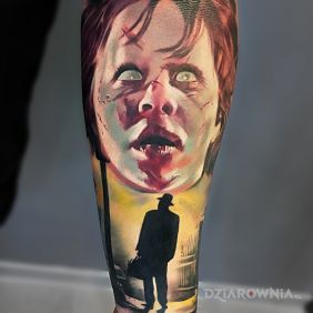 Tatuaż The Exorcist na przedramieniu motyw: twarze styl: realistyczne