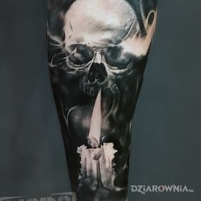 Tatuaż Czaszka ze świecą na przedramieniu motyw: 3D styl: realistyczne