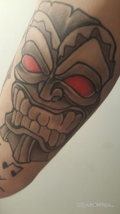 Tatuaż maska tiki w motywie pozostałe i stylu graficzne / ilustracyjne na ramieniu