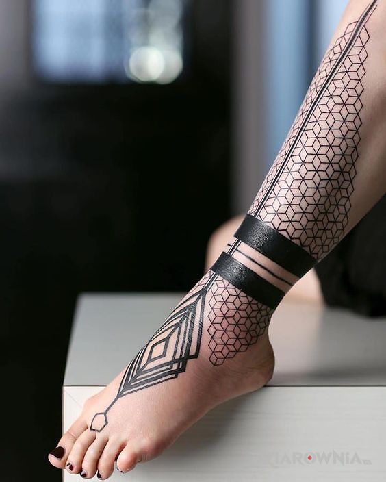 Tatuaż ciekawy wzór w motywie pozostałe i stylu geometryczne przy kostce