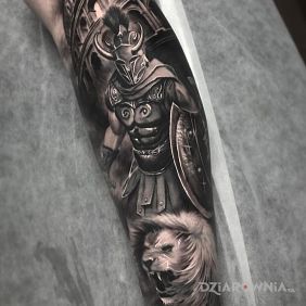 Tatuaż Opancerzony gladiator na nodze motyw: zwierzęta styl: realistyczne