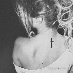 Tatuaż Cross na plecach motyw: religijne styl: minimalistyczne