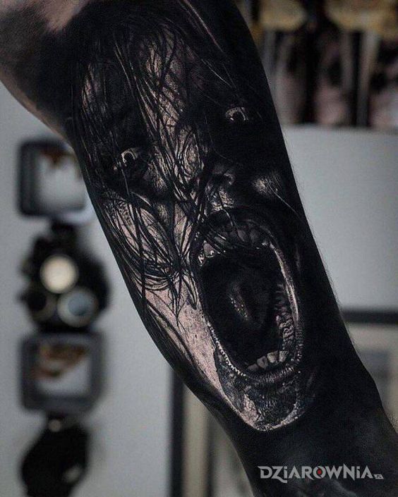 Tatuaż przerażająca dziara w motywie czarno-szare i stylu realistyczne na ramieniu