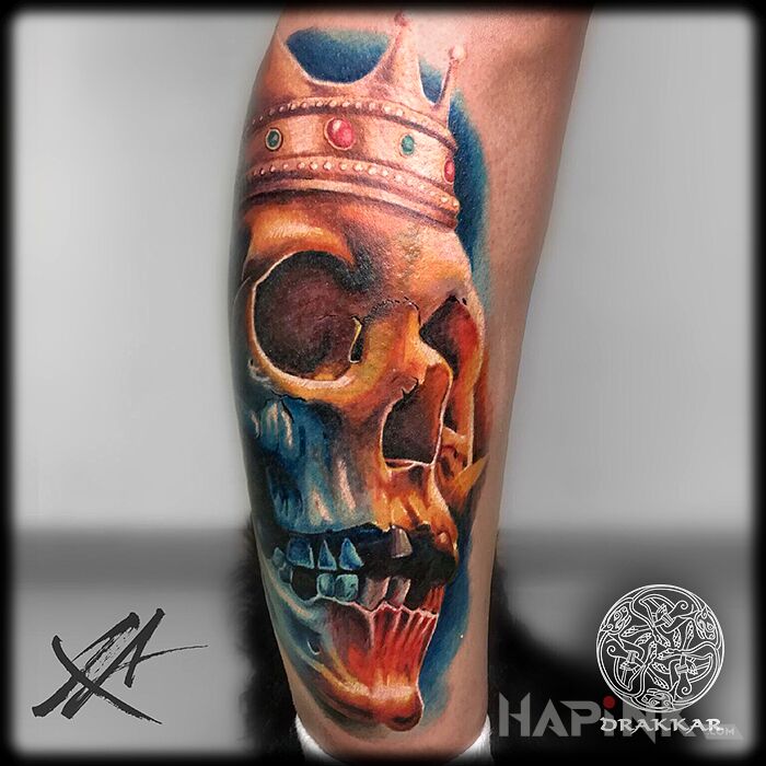 Tattoo Czaszka w kolorze in colorful motif and realistic style on the calf